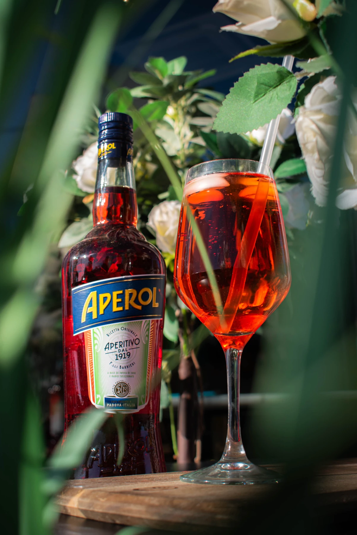 Verre de spritz napolitain tenu à la main chez Nennella Mia