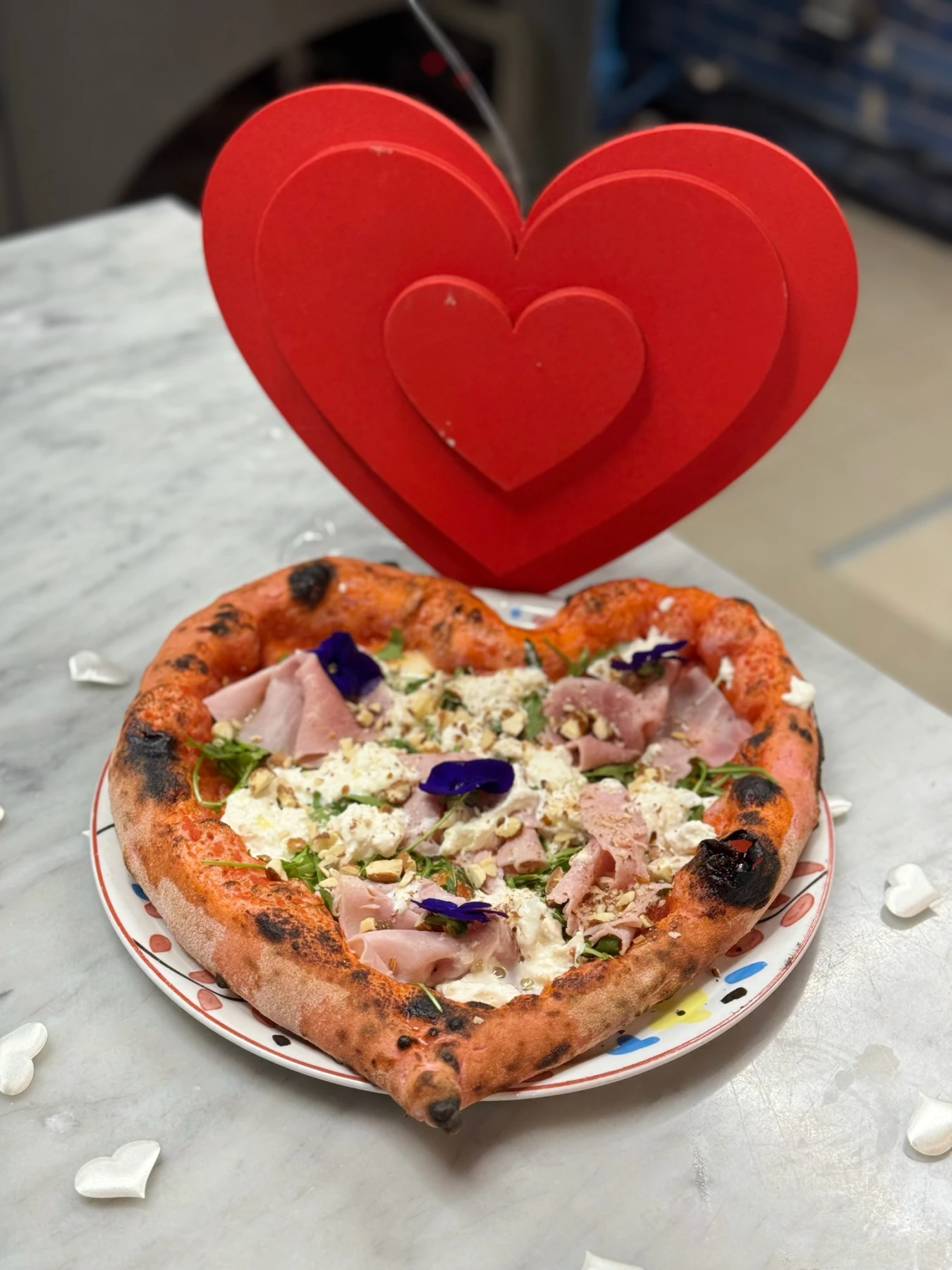 Pâte à pizza napolitaine étalée à la main sur le plan de travail de Nennella Mia