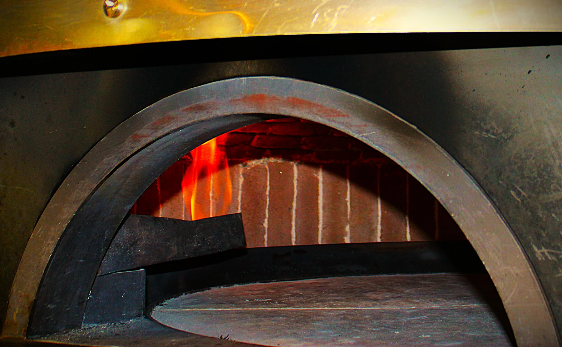 Pizza napolitaine sortant du four à bois à 430 degrés, cornicione léopardé