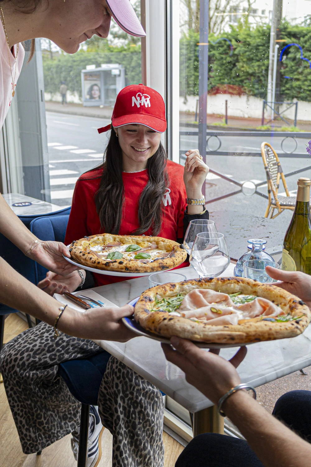 Pizza napolitaine garnie de sauce San Marzano sortant du four à bois