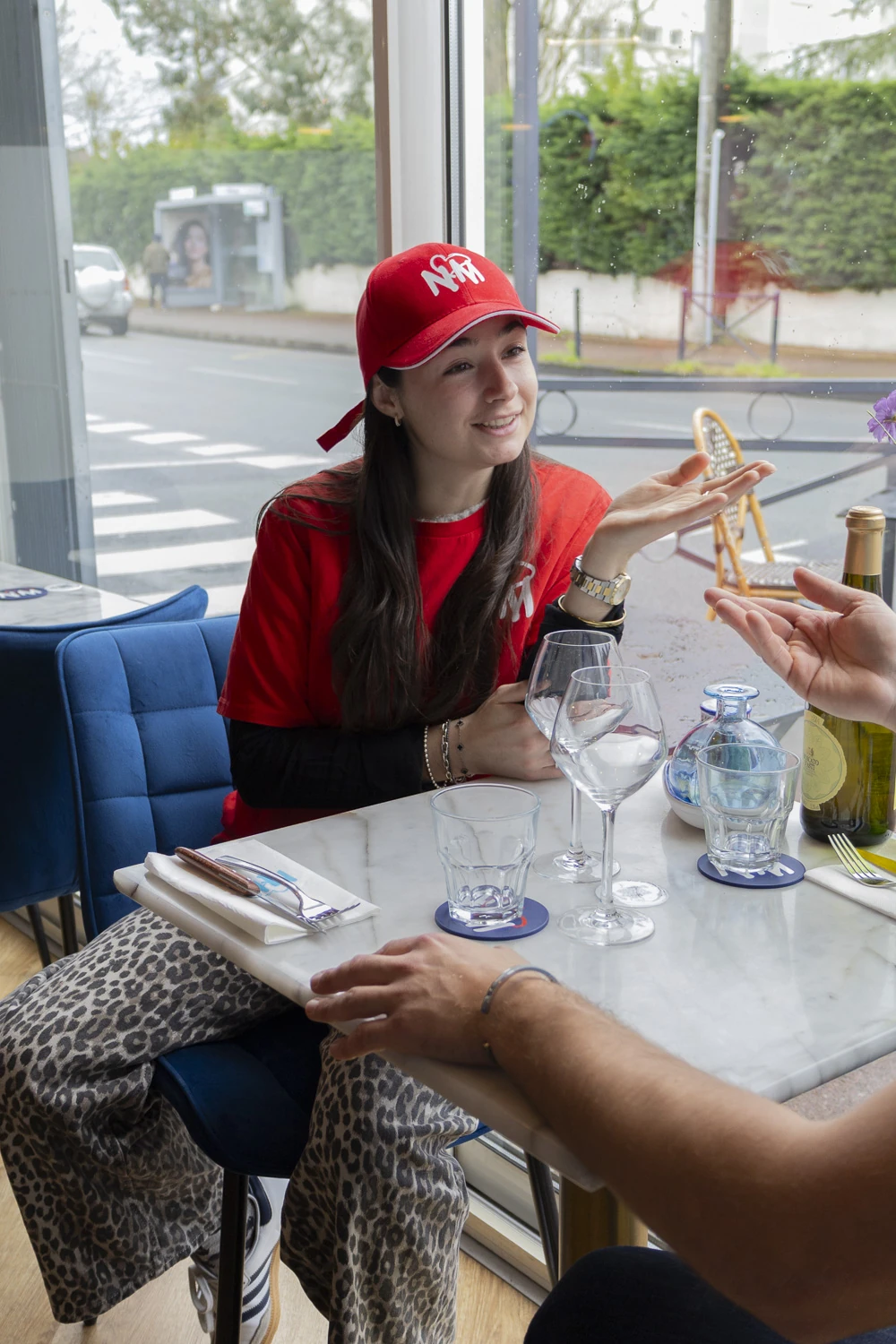 Pizzaiolo étalant la sauce tomate sur un disque de pâte napolitaine