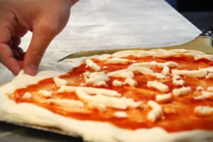 Pizzas napolitaines chez Nennella Mia au Bouscat, four à bois