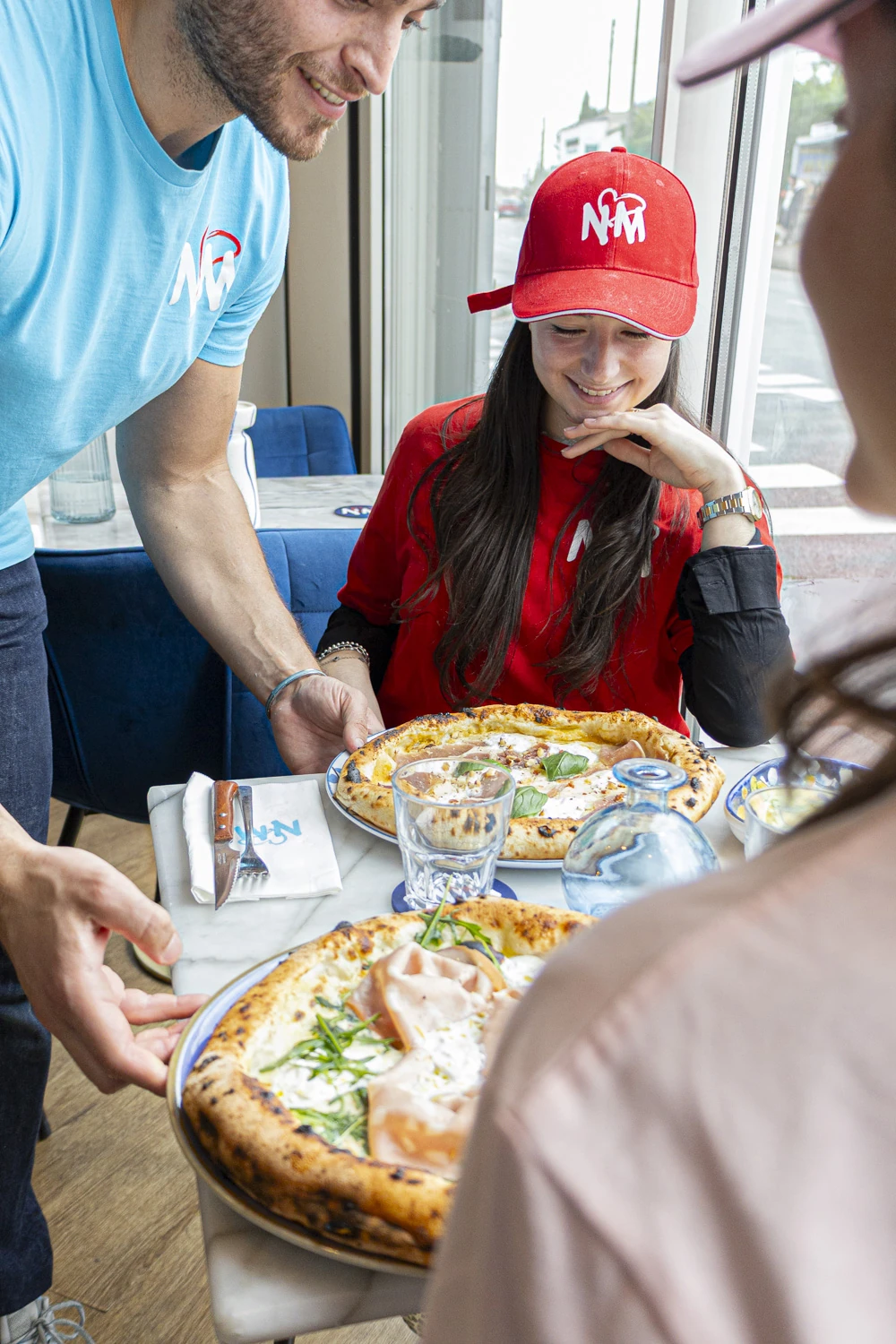 Pizzaiolo façonnant une pizza napolitaine à la main chez Nennella Mia