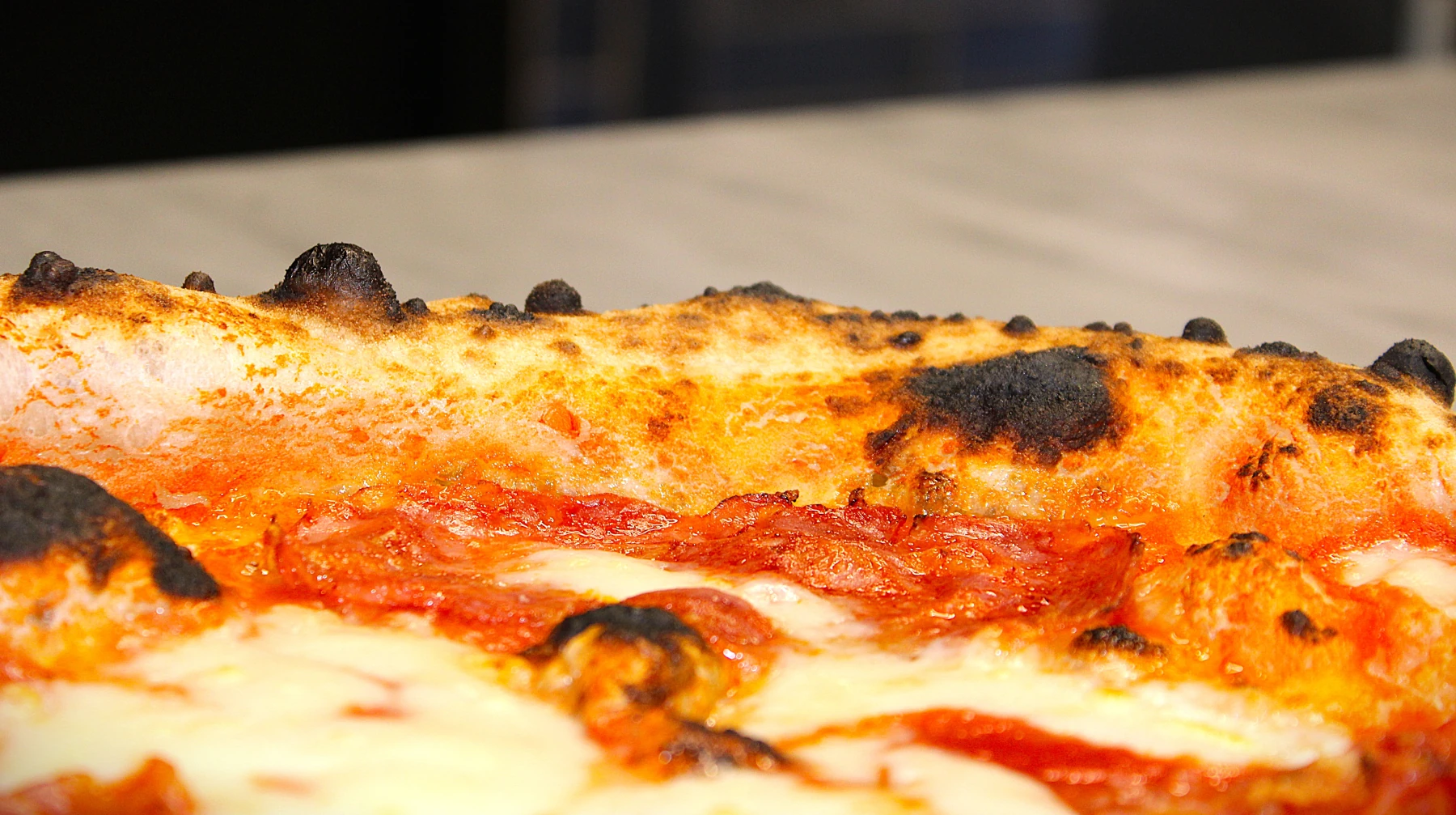 Pizza bianca sans sauce tomate, huile d’olive et herbes sur pâte dorée