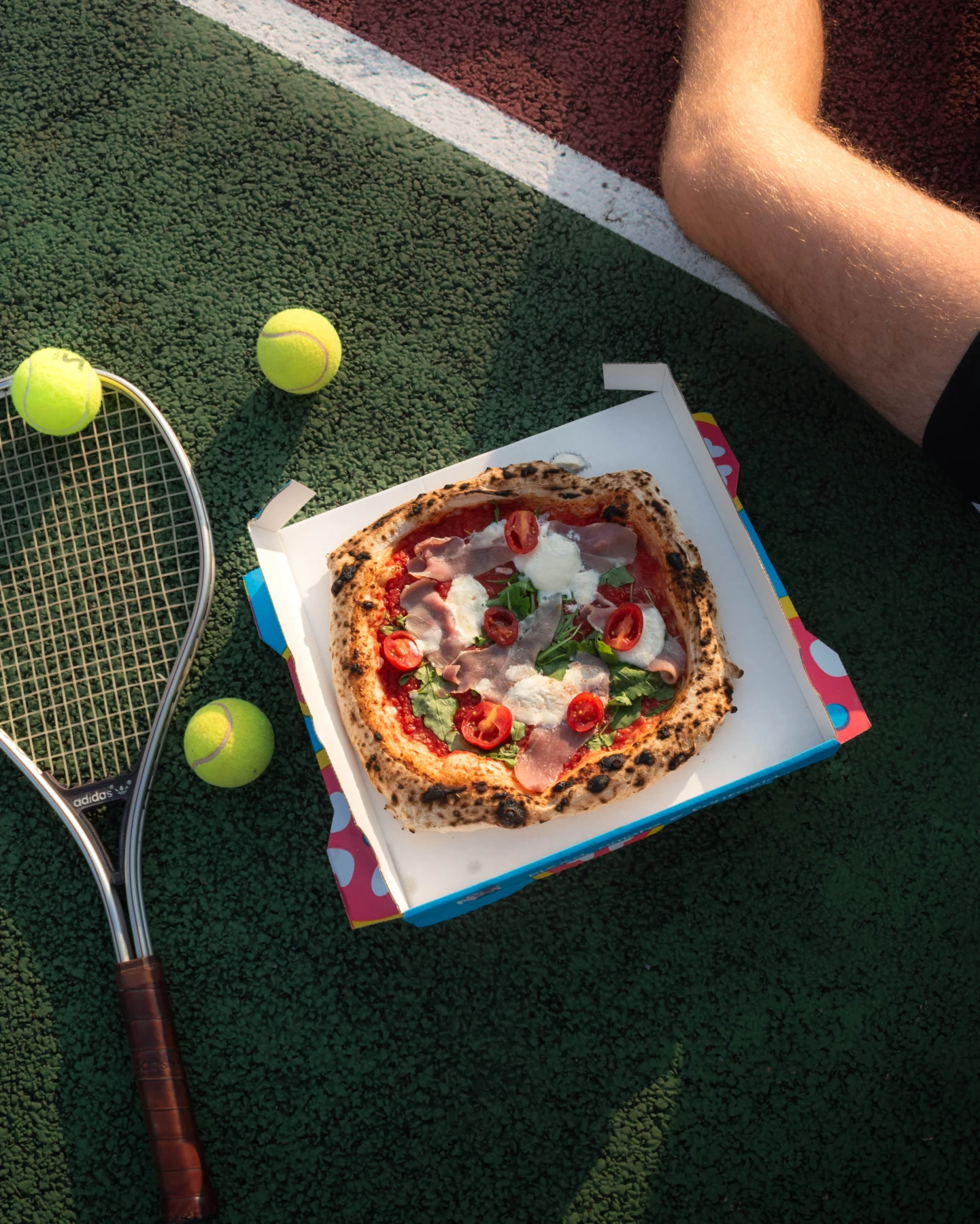 Gros plan sur pâte à pizza alvéolée, corniche gonflée, tomates San Marzano et basilic