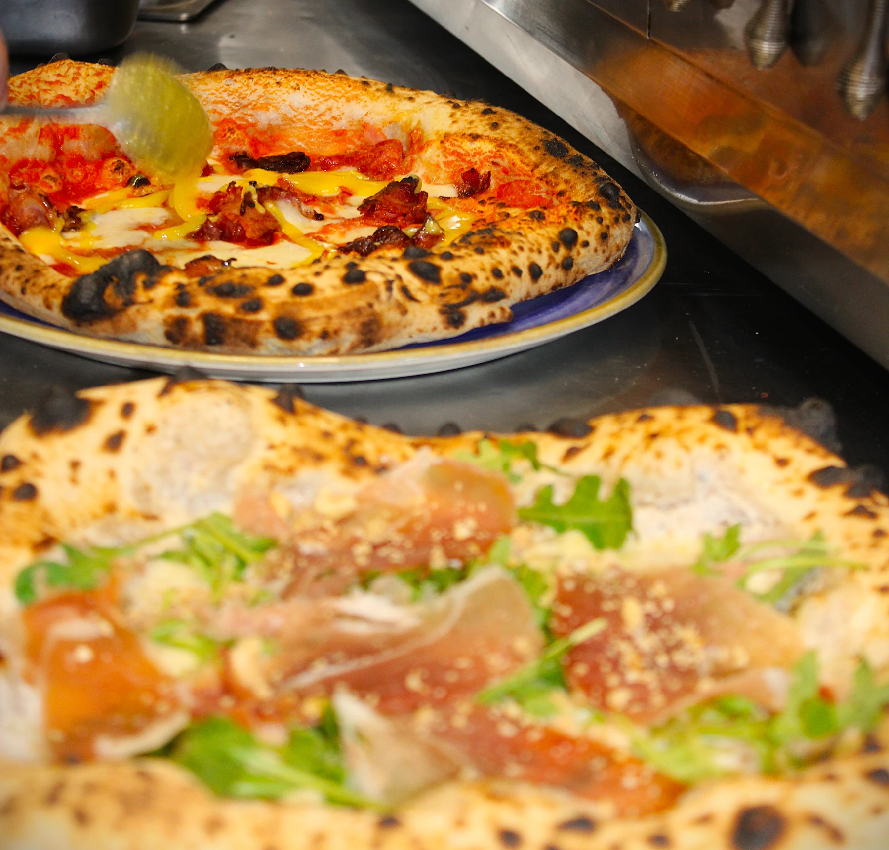 Salle de la pizzeria Nennella Mia à Bordeaux, table servie avec pizza blanche