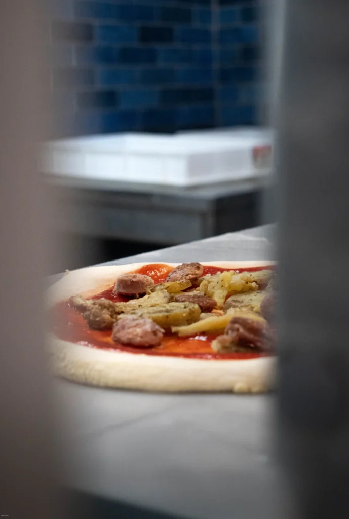 Pizza napolitaine fraîche avec farine, tomates mûres et filet d’huile d’olive