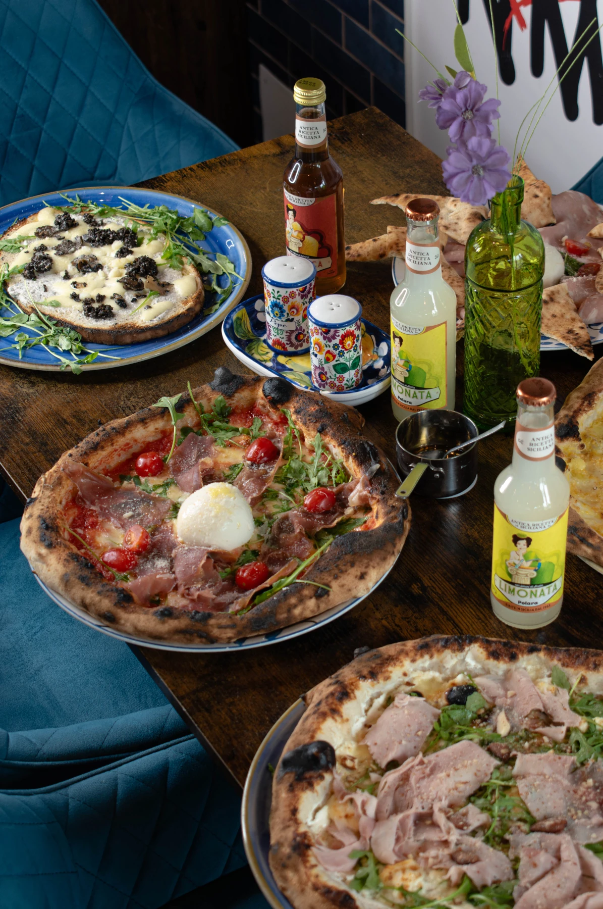 Comparatif pizza industrielle dense et napolitaine cuite 60 s au four à bois