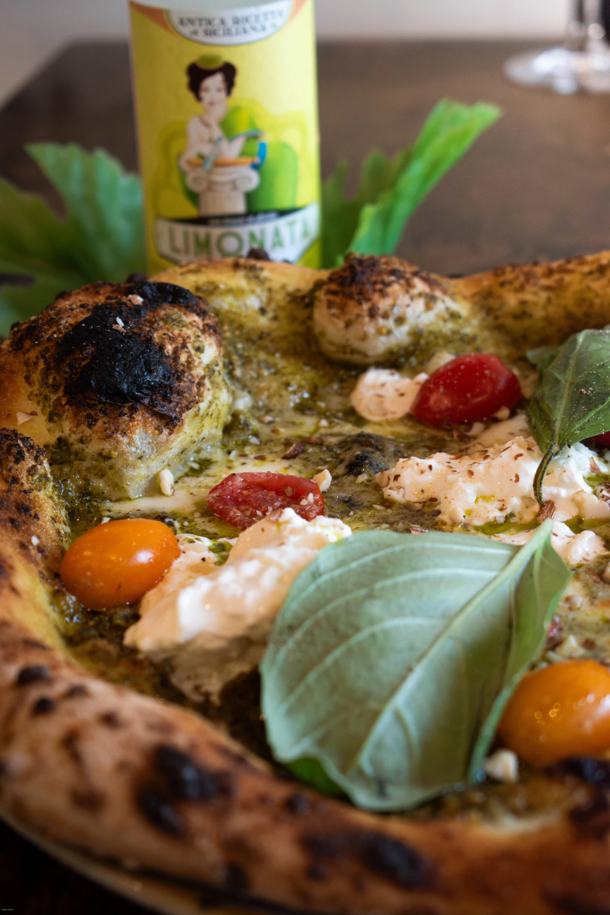 Pizzaiolo au Bouscat enfournant une napolitaine, salle chaleureuse en arrière-plan