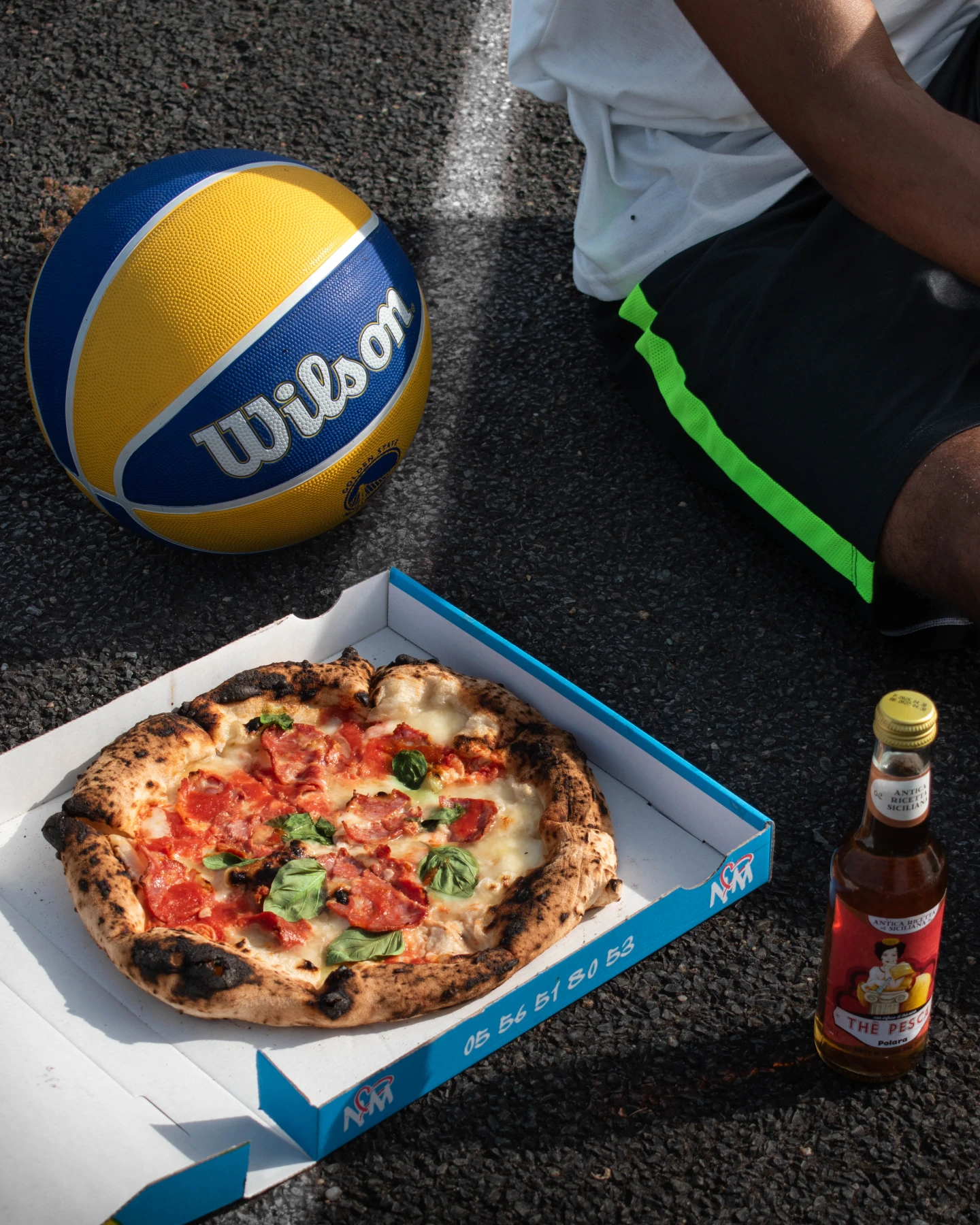 Pizza primée sortant du four, croûte dorée, trophée du concours sur la table