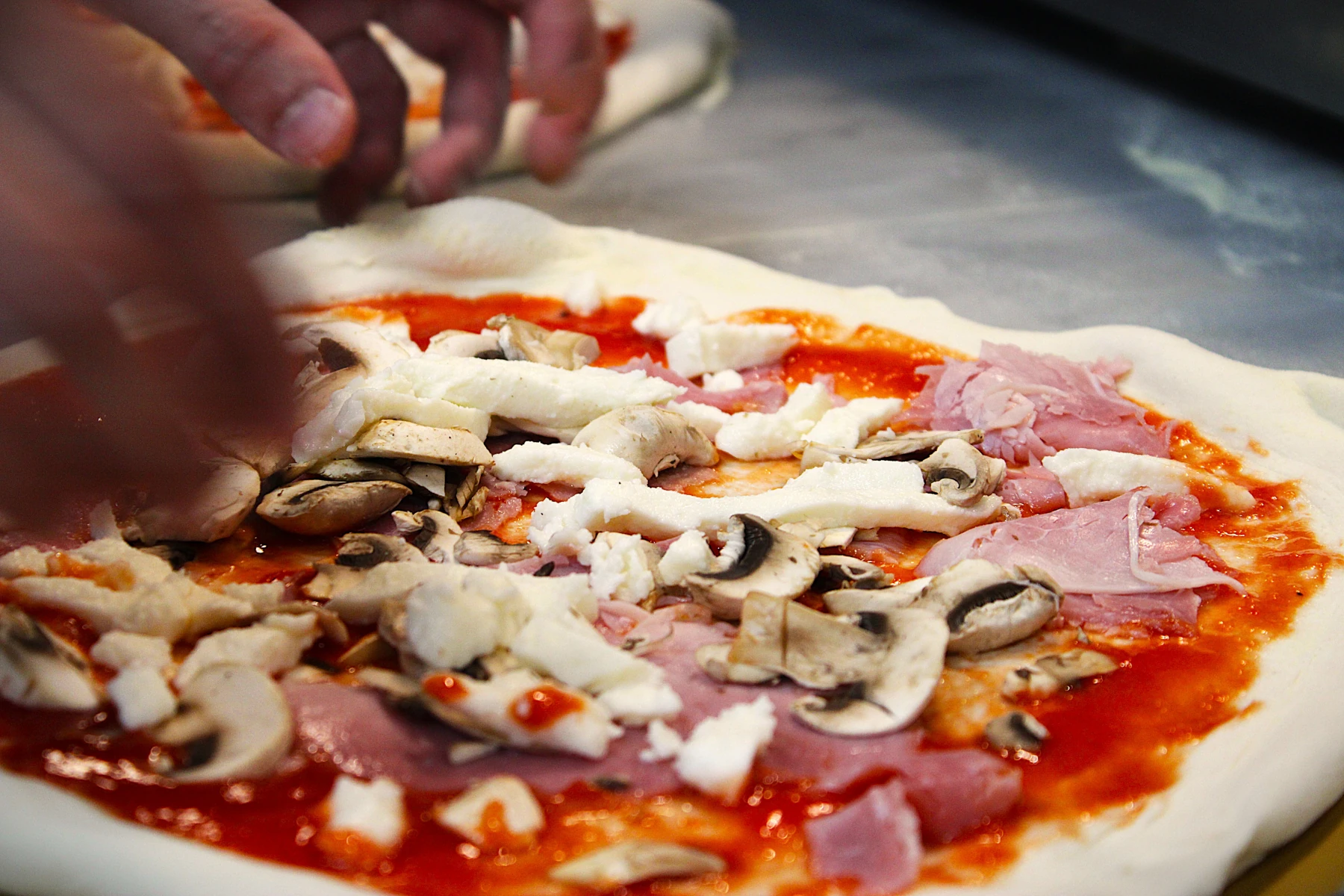 Pizza blanche garnie de burrata et prosciutto servie chez Nennella Mia au Bouscat