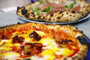 Pizza napolitaine gourmande avec mozzarella fondante, lardons et jaune d'œuf.
