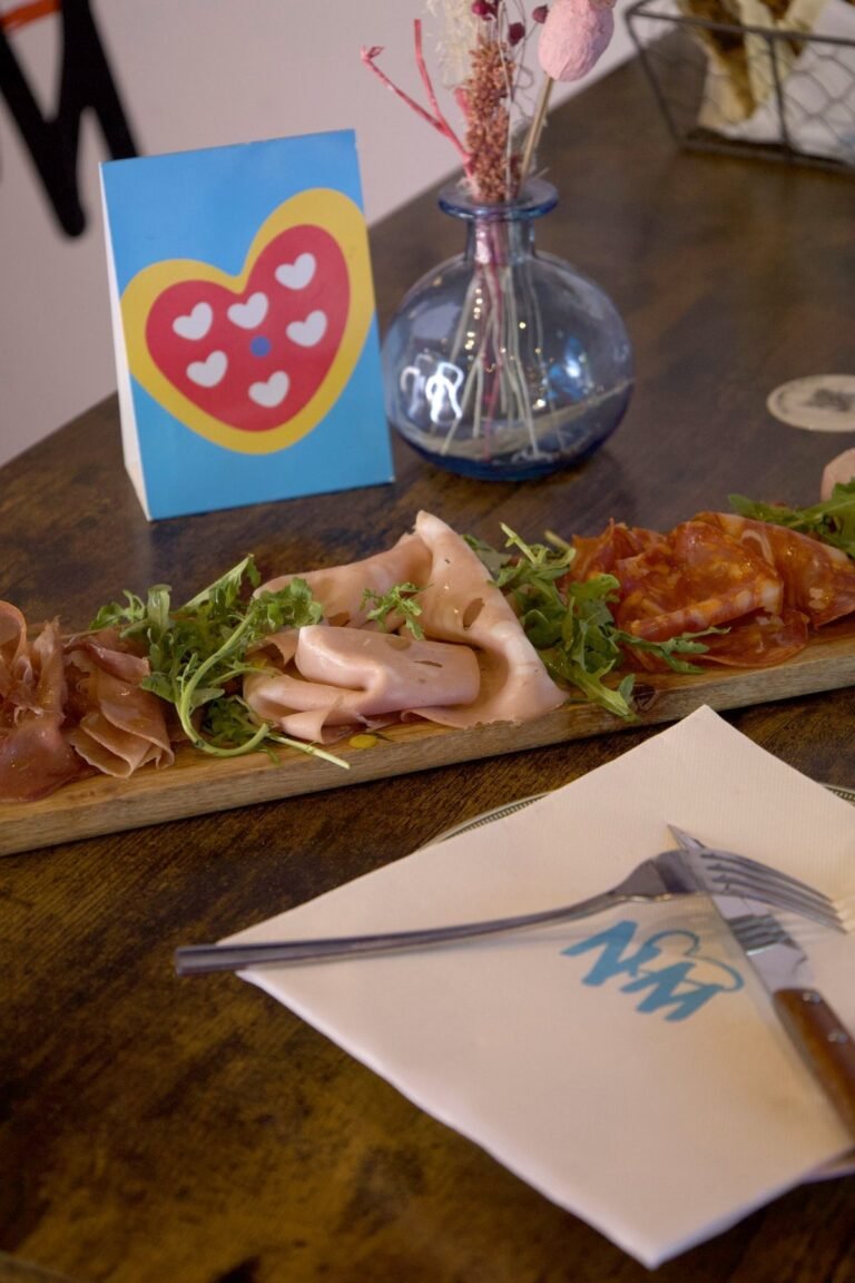 Planche Salumi mi piace, charcuteries italiennes et roquette, à côté du chevalet cœur Nennella Mia