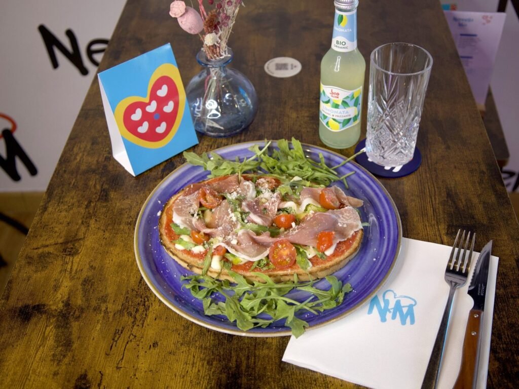 Bruschetta Parma servie avec une limonade bio sur une table en bois de Nennella Mia