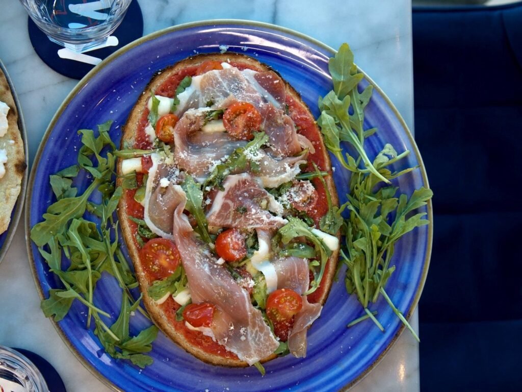 Bruschetta Parma vue du dessus sur une table en marbre de Nennella Mia