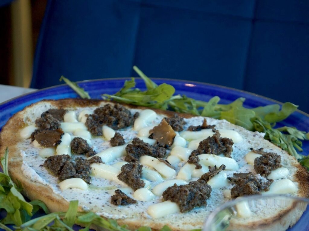 Gros plan sur la Bruschetta Truffe de Nennella Mia, fior di latte fondue et copeaux de truffe