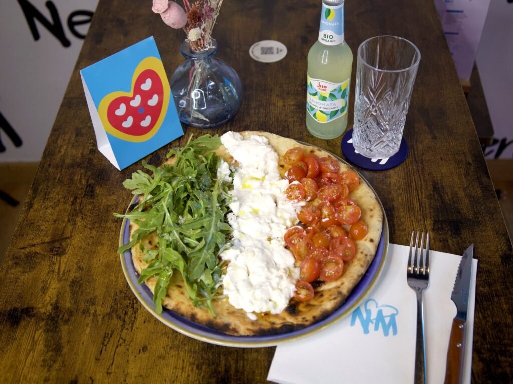 Focaccia Italiana de Nennella Mia : roquette, fior di latte et tomates cerises en bandes vert, blanc et rouge