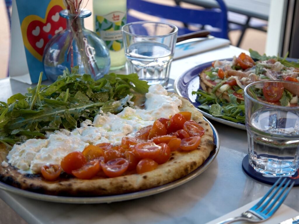 Focaccia Italiana servie sur une table en marbre de la salle de Nennella Mia