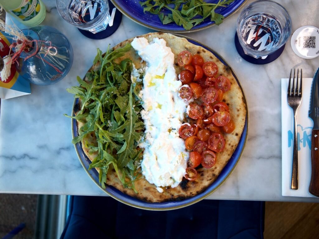 Focaccia Italiana vue du dessus sur une table en marbre de Nennella Mia