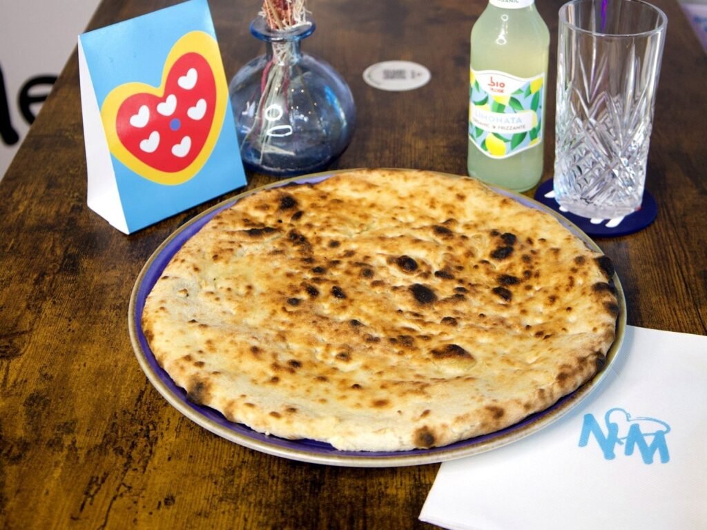 Focaccia sur une assiette bleue, servie en salle chez Nennella Mia au Bouscat