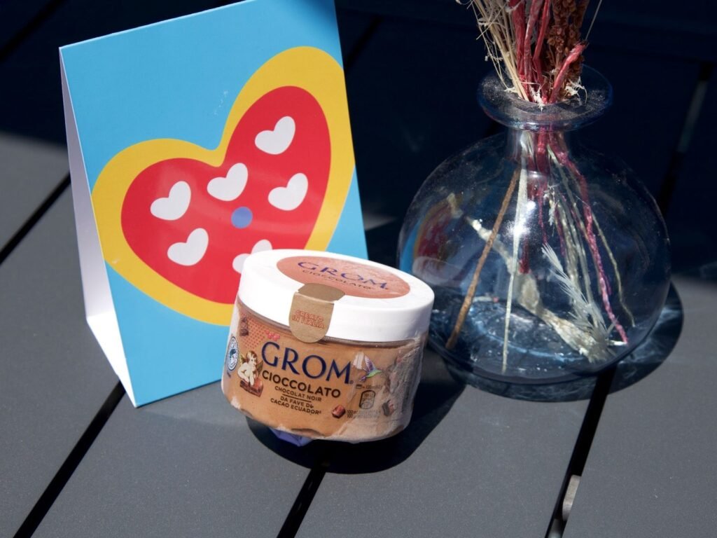 Pot de glace artisanale Grom au chocolat servi chez Nennella Mia