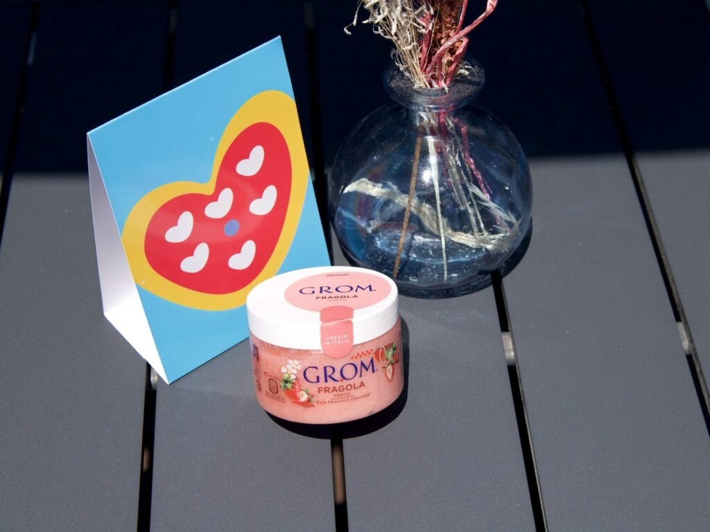 Pot de glace artisanale Grom à la fraise servi chez Nennella Mia
