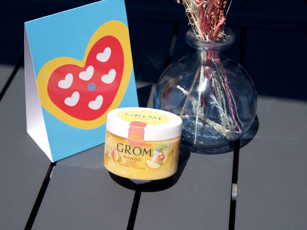 Pot de glace artisanale Grom à la mangue servi chez Nennella Mia