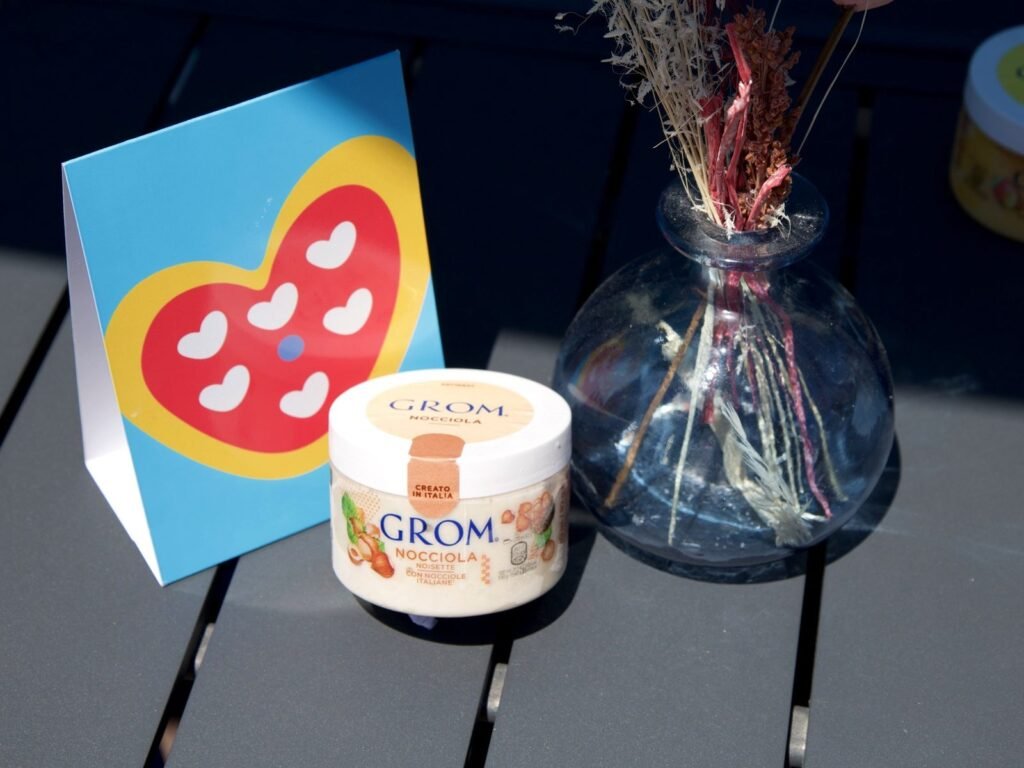 Pot de glace artisanale Grom à la noisette servi chez Nennella Mia