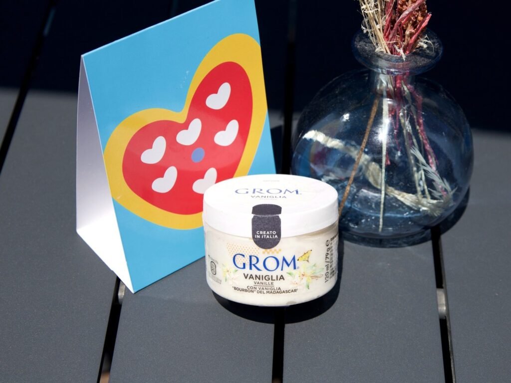 Pot de glace artisanale Grom à la vanille servi chez Nennella Mia