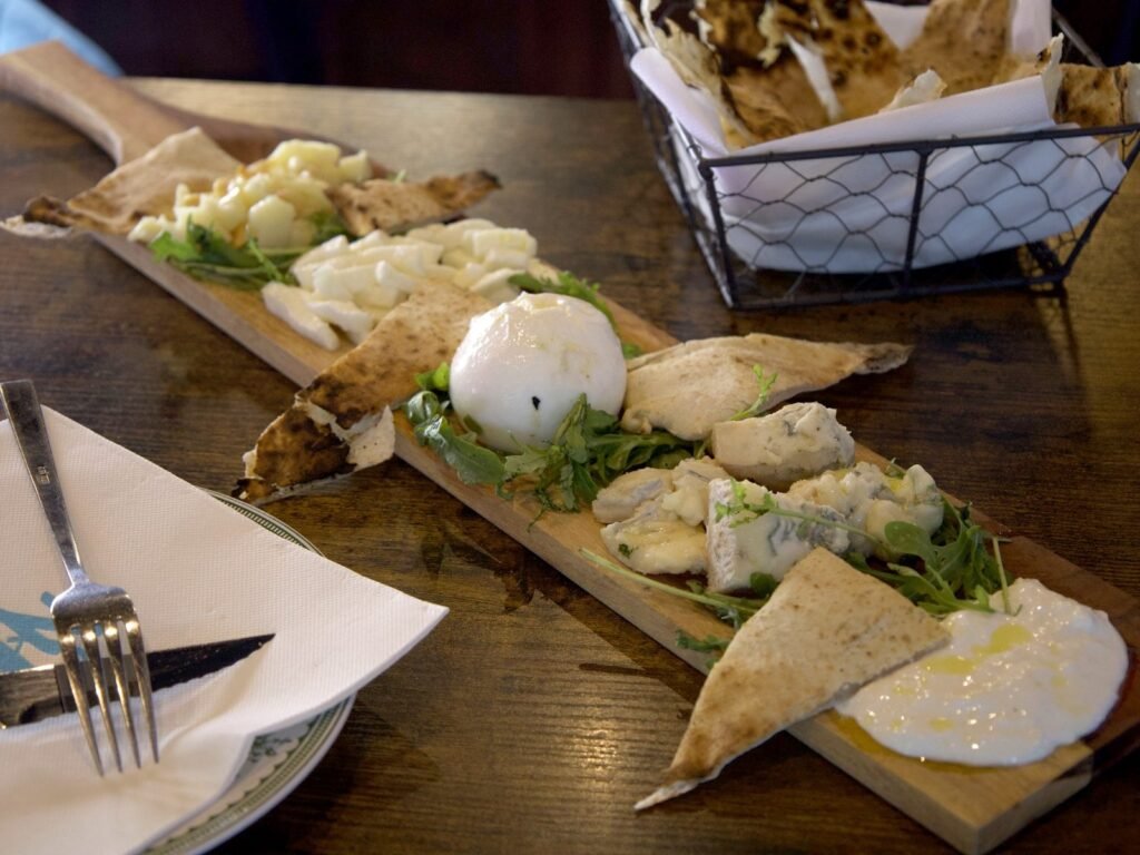 Planche Solo formaggi de Nennella Mia : burrata, gorgonzola et fromages italiens sur une planche en bois