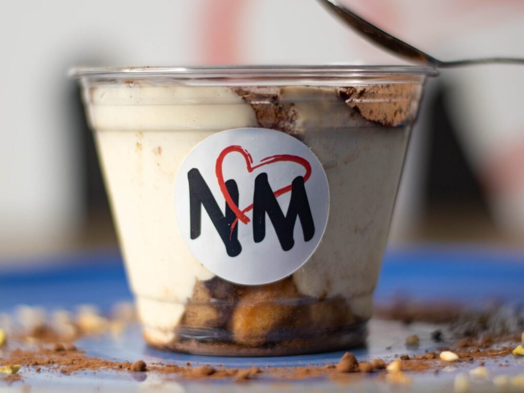Gros plan sur le pot de tiramisù Nennella Mia : crème au mascarpone et biscuits