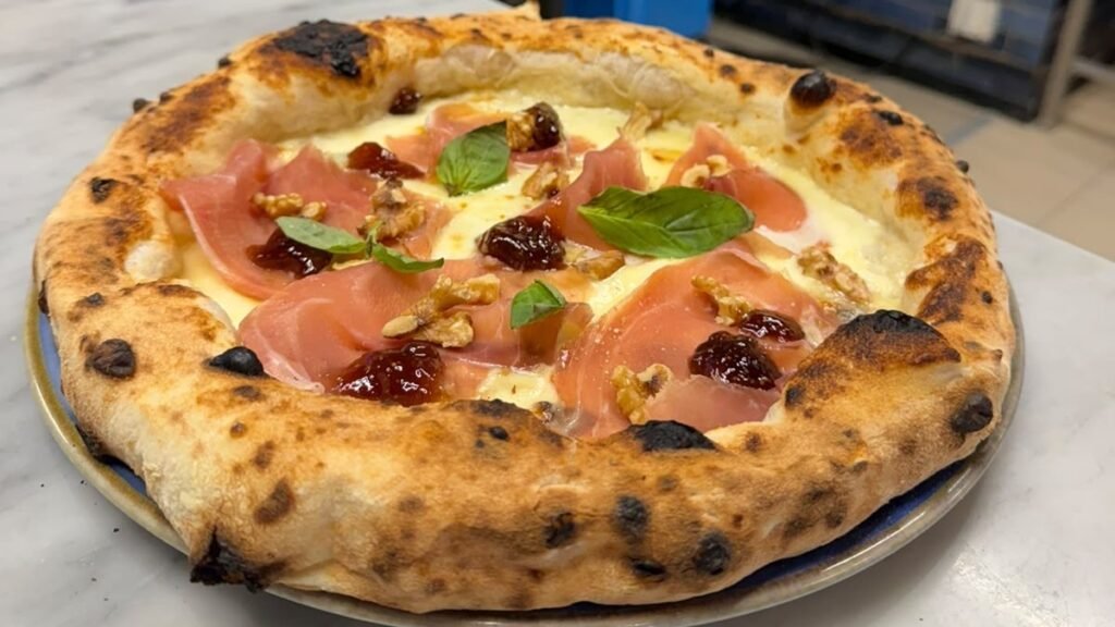 Pizza Fighissima : jambon de Parme, noix, confiture de figue et basilic sur crème de parmesan