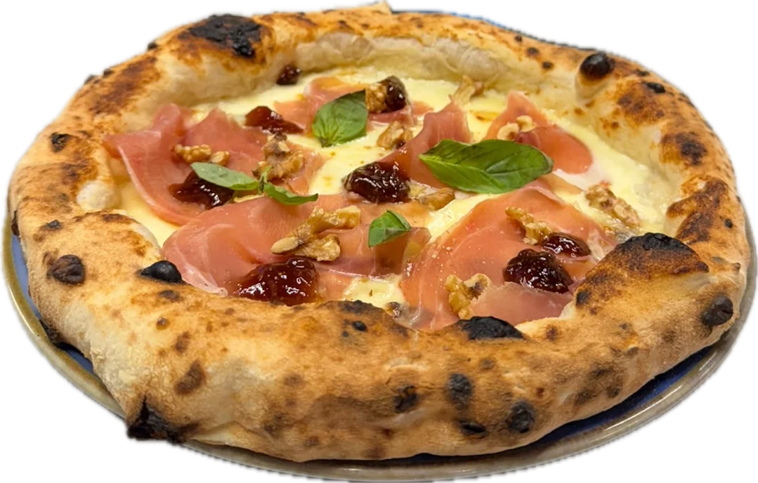 Pizza Fighissima : jambon de Parme, confiture de figue, noix et basilic sur une base crème de parmesan, mozzarella et gorgonzola
