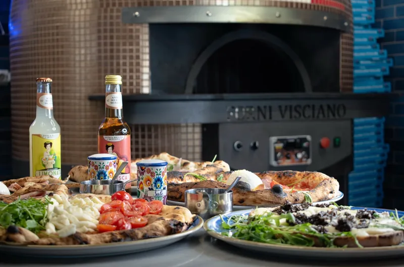 Pizzaiolo formé à Naples — la pizzeria napolitaine à Caudéran Nennella Mia